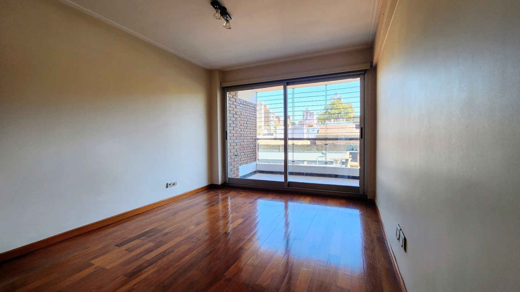 CHACABUCO AL 1400 - BARRIO MARTIN . PISO EXCLUSIVO