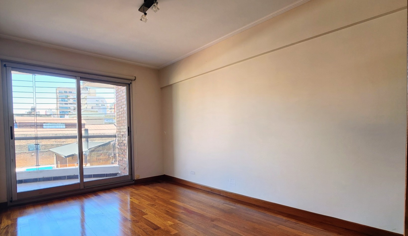 CHACABUCO AL 1400 - BARRIO MARTIN . PISO EXCLUSIVO