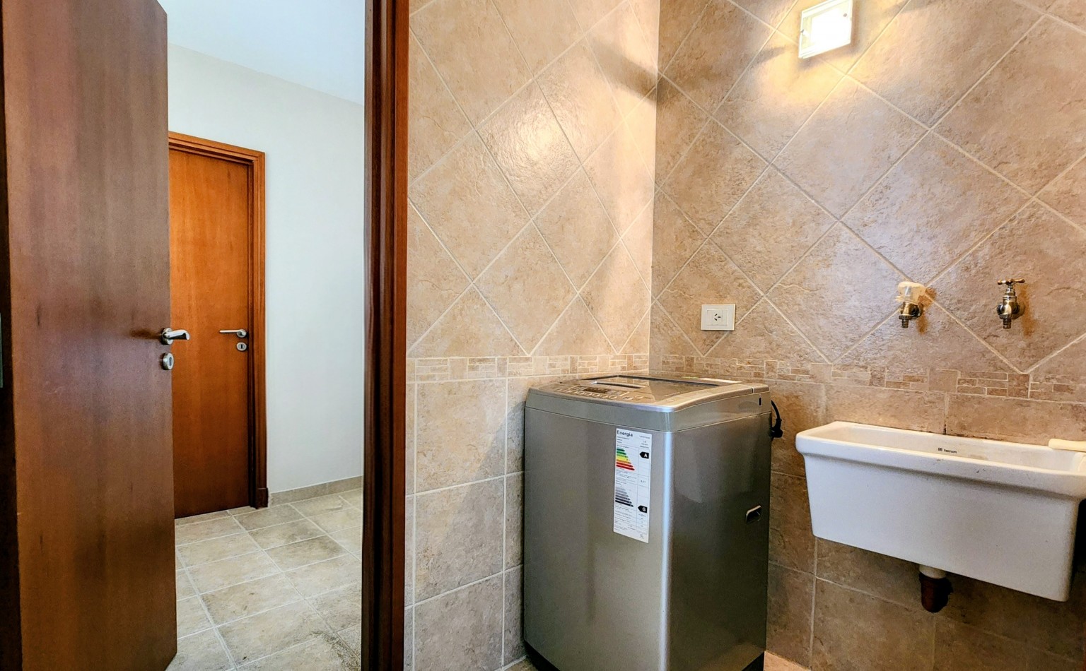 CHACABUCO AL 1400 - BARRIO MARTIN . PISO EXCLUSIVO