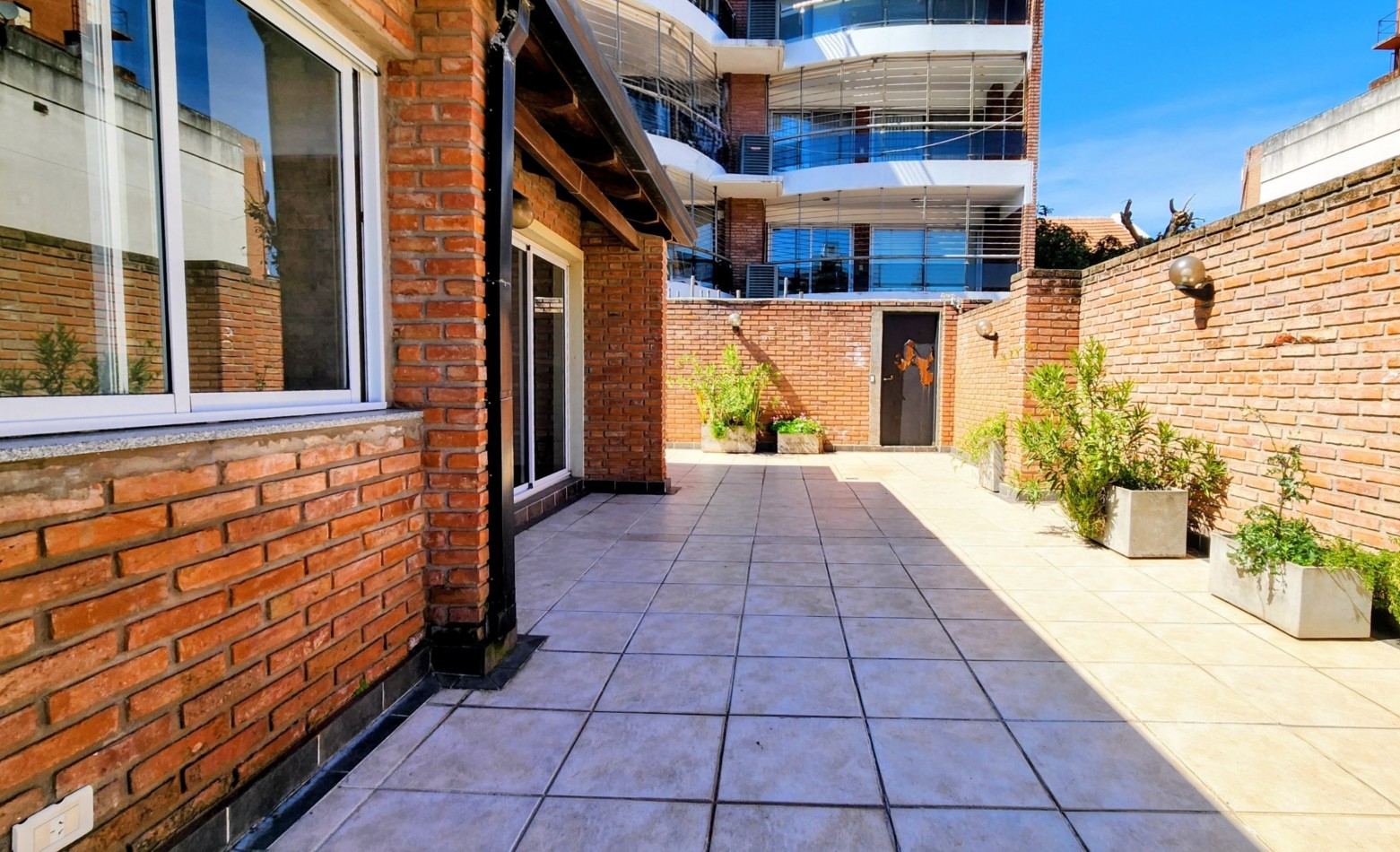CHACABUCO AL 1400 - BARRIO MARTIN . PISO EXCLUSIVO